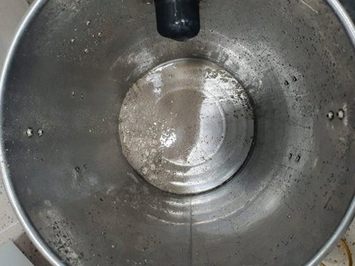 성북구 하수구막힘 배관 내부를 살피는 점검 작업의 모습