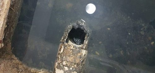 성북구 하수구막힘 변기 배수관 구조와 물 흐름을 보여주는 단면 개념도