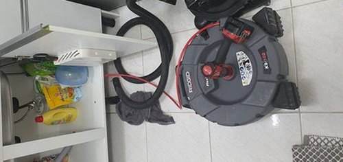 성북구 하수구막힘 배수구 거름망을 열어 상부 찌꺼기를 확인하는 점검 장면