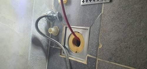 성북구 하수구막힘 배수구 수위와 주변 바닥 상태를 확인하는 점검 장면
