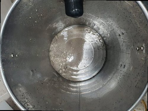 성북구 보문동6가 하수구막힘 배수구 주변의 물 고임과 오염 상태를 확인하는 모습